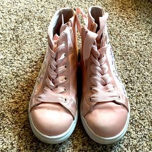 Kids size 1 tennis shoe